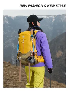 Vista dettagliata dello zaino da trekking all'aperto, capacità 36L, design polivalente.