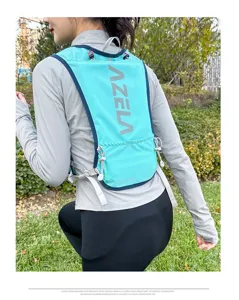 Detailansicht des leichten 5L Laufrucksacks mit Trinkblase und reflektierendem Azela Logo.