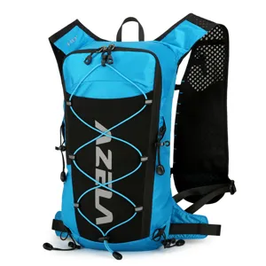 Blauer und schwarzer Marathon-Laufrucksack mit atmungsaktiven Mesh-Trägern und elastischem Kordelzug.
