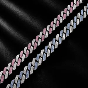 Nahaufnahme Detail der 13mm Strass Kubaner Kette Haustier Halsband mit Glaskristallen.