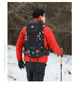Detailansicht des schwarzen 35+5L Outdoor-Wanderrucksacks mit robusten Gurten und Ausrüstung.