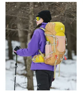 Detailansicht des Outdoor-Wanderrucksacks im verschneiten Wald, großes Volumen.