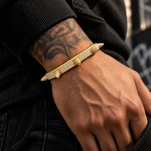Herren vergoldeter Nieten Armreif Armband mit Zirkonia Steinen Hip-Hop Punk Schmuck.