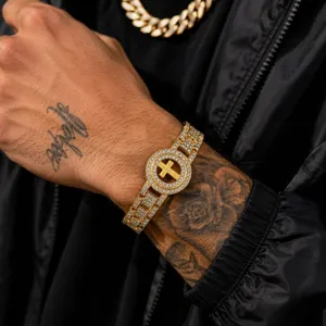 Gros plan détaillé du bracelet homme hip-hop avec croix rotative et chaîne dorée strassée.