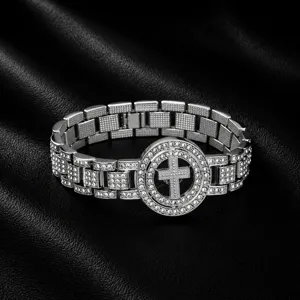 Gros plan sur le bracelet homme hip-hop croix rotative en argent strass avec détails brillants.