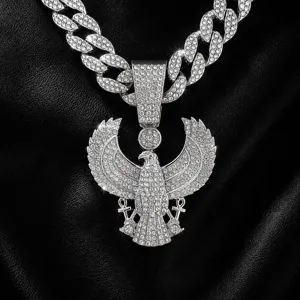 Gros plan collier pendentif aigle égyptien hip-hop, chaîne alliage strass brillants.