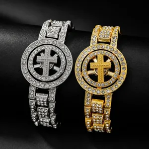 Gros plan de bracelets de croix rotatifs hip-hop en strass aux finitions argent et or.