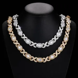 Detailansicht von Iced Out Hip Hop Ketten mit Unendlichkeitssymbol und Zirkoniasteinen.