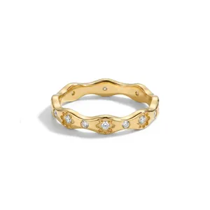 Gouden golvende ring met bloemmotieven en sprankelende stenen voor dagelijkse stijl en flair.