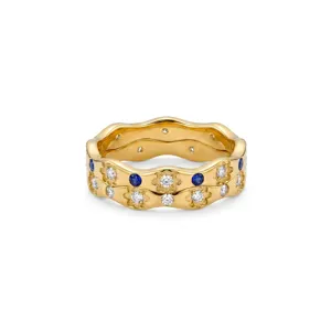 Detailweergave van golvende stapelbare ring van titaniumstaal met witte en blauwe stenen.