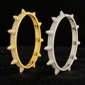 Hip-Hop Strass Spike Armreif Detail mit Kupfer Zirkonia Pave Punk Armband Nahaufnahme.