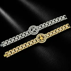Vue détaillée des bracelets de style hip-hop avec croix rotative et strass en or et argent.