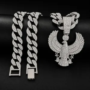 Vue détaillée d'un pendentif faucon égyptien strassé hip-hop avec une chaîne cubaine.