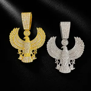 Gros plan du pendentif aigle égyptien hip-hop strass en alliage collier homme bijoux.