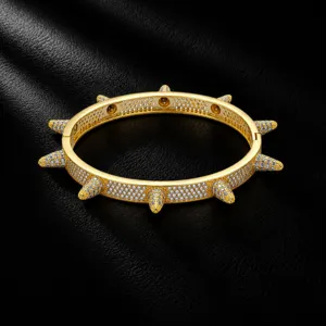 Herren Gold Spike Pave Zirkonia Armreif Hip Hop Punk Rock Armband Detail Ansicht