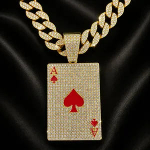 Collar con colgante de carta de juego estilo hip hop con pedrería brillante y detalles esmaltados.