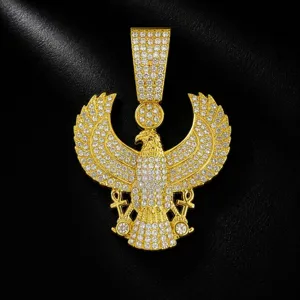 Gros plan détail du pendentif faucon égyptien, bijoux hip-hop en alliage strass.