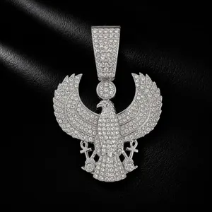 Pendentif aigle égyptien ancien, collier hip-hop en alliage avec strass vue de détail.
