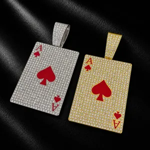 Primer plano de colgantes de cartas de juego brillantes en plata y oro con pedrería fina.