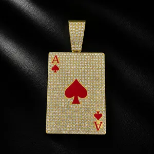 Primer plano de un colgante de carta de póker brillante con pedrería y esmalte rojo.