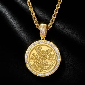 Heren hip hop goudmunt hanger ketting met Mexicaans engelontwerp en sprankelende zirkonia stenen.