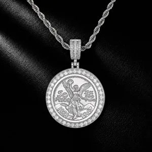 Detailopname van de zilverkleurige Mexicaanse 50 Pesos munt hanger met volledige zirkonia stenen.