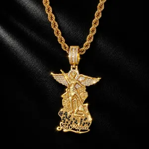 Gros plan détaillé du pendentif ange San Miguel style hip-hop avec zircon et chaîne corde.