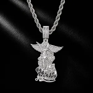 Collier pendentif archange San Miguel style hip-hop avec pierres de zircone cubique pour hommes.