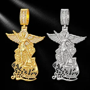 Pendentif archange San Miguel style hip-hop avec zircons scintillants et détails d'ailes d'ange.