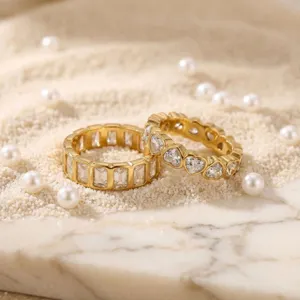 Gedetailleerde close-up van prachtige vergulde baguette en hart zirkonia ringen set.