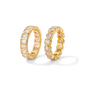 Gedetailleerd overzicht van vergulde roestvrijstalen eternity ringen met baguette en hart zirconia.