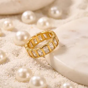 Detailopname van een vergulde titanium stalen eternity ring met sprankelende zirkonia stenen.