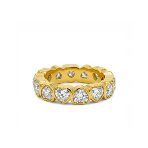Verguld titanium staal ring met sprankelende hartvormige zirkonia stenen in eternity stijl.