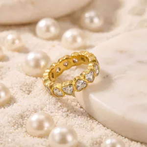 Vergulde hartvormige zirkonia eternity ring detail, sprankelende stapelbare mode sieraden.