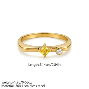 Bague minimaliste en acier inoxydable avec zircone jaune carrée, design élégant pour femmes.