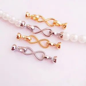 Nahaufnahme von DIY 8-Form Infinity Schmuckverschlüssen, glattes und gedrehtes Gold-Silber.