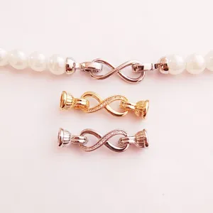 Nahaufnahme Detail des Unendlichkeitsverschlusses für Perlenkette und Armband DIY Zubehör.