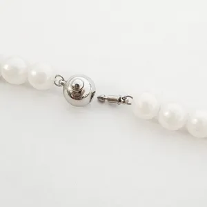 Nahaufnahme Detailansicht des Edelstahls Kugelverschlusses und der Perlenkette Schmuckteil.