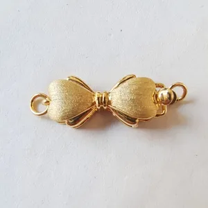 Nahaufnahme des vergoldeten Schleifen Schmuckverschlusses Detail für DIY Ketten und Armbänder.