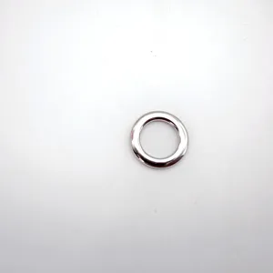 Vista dettaglio anello aperto lucidato in acciaio inossidabile, accessorio gioielli.