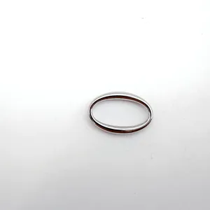 Dettaglio anello ovale in acciaio inox, fibbia di collegamento per gioielli DIY lucida.