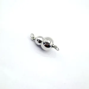 Detailed close-up of the polished stainless steel gourd jewelry clasp for custom pearl necklaces.