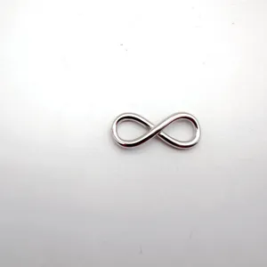 Ciondolo con simbolo infinito in acciaio inossidabile, dettaglio connettore gioielli fai da te.