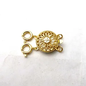 Nahaufnahme des vergoldeten Messing Blumen Hohlschloss für mehrreihige Ketten und Armbänder.