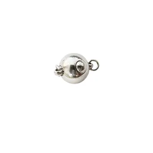 Edelstahl-Kugelverschluss Detailansicht, ideal für sichere und elegante Perlenketten und Armbänder.