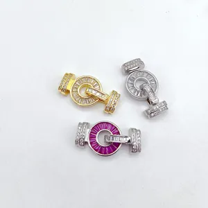 Vista dettagliata di chiusure a T placcate oro 18k e argento con pietre scintillanti.