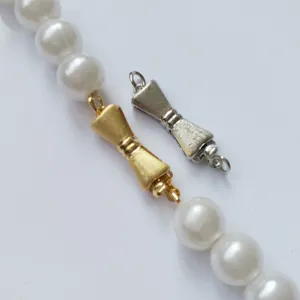 Detailansicht zweifarbig Schleife Perlen Halskette Verschluss Schmuck Zubehör Gold Silber.