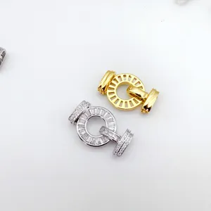 Primo piano di chiusure per gioielli placcate in oro e argento con zirconi cubici.