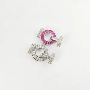 Dettaglio in primo piano di eleganti chiusure per collane e bracciali di lusso con zirconi.
