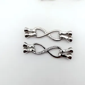 Nahaufnahme von silbernem Unendlichkeits-Schmuckverschluss mit Zirkonia-Inlay für Perlarmbänder.